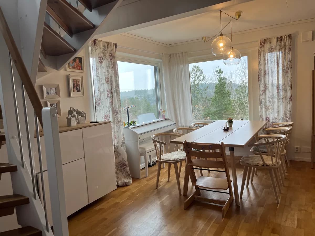 Hus på Enbacken i Saltsjö-boo