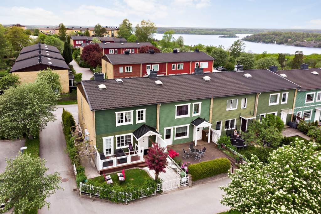 Radhus på Varpholmsgränd i Skärholmen