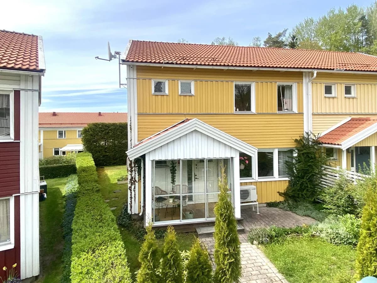 Parhus på Blomsterkungsvägen i Hässelby