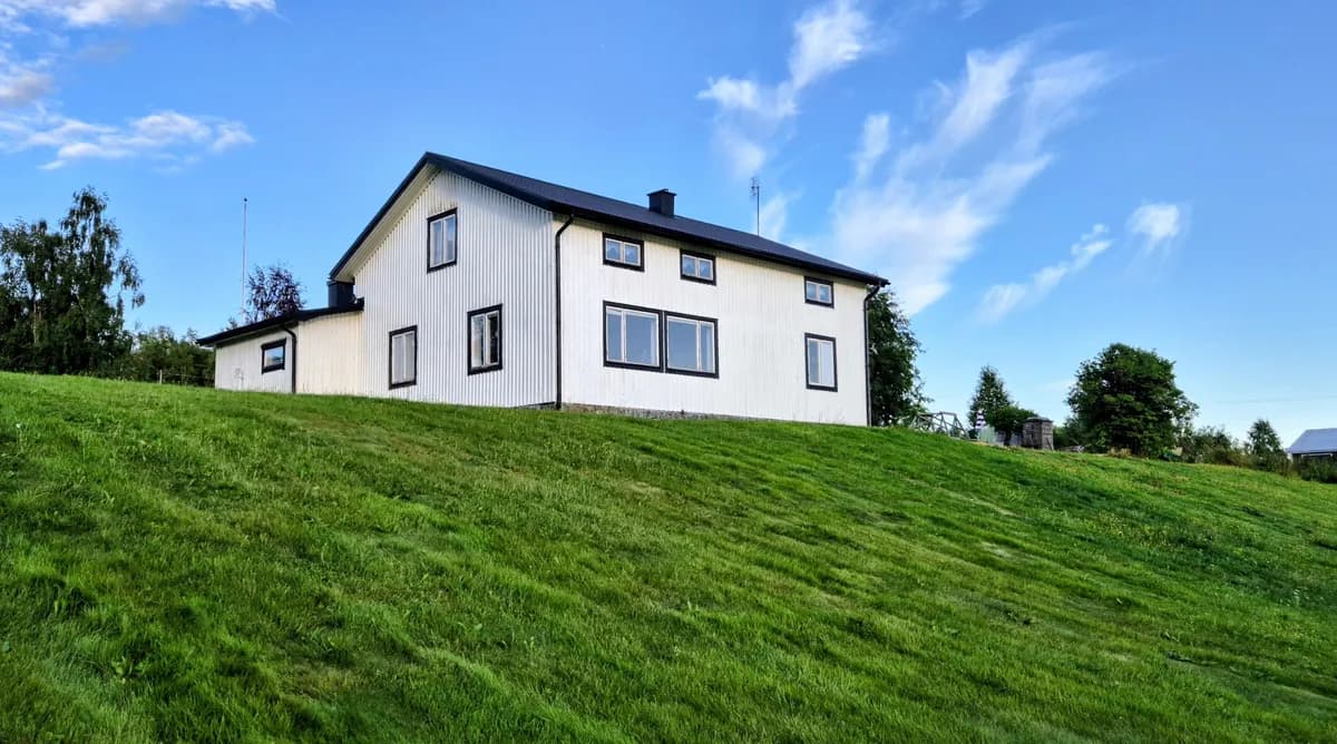 Hus på Byvägen i Sangis