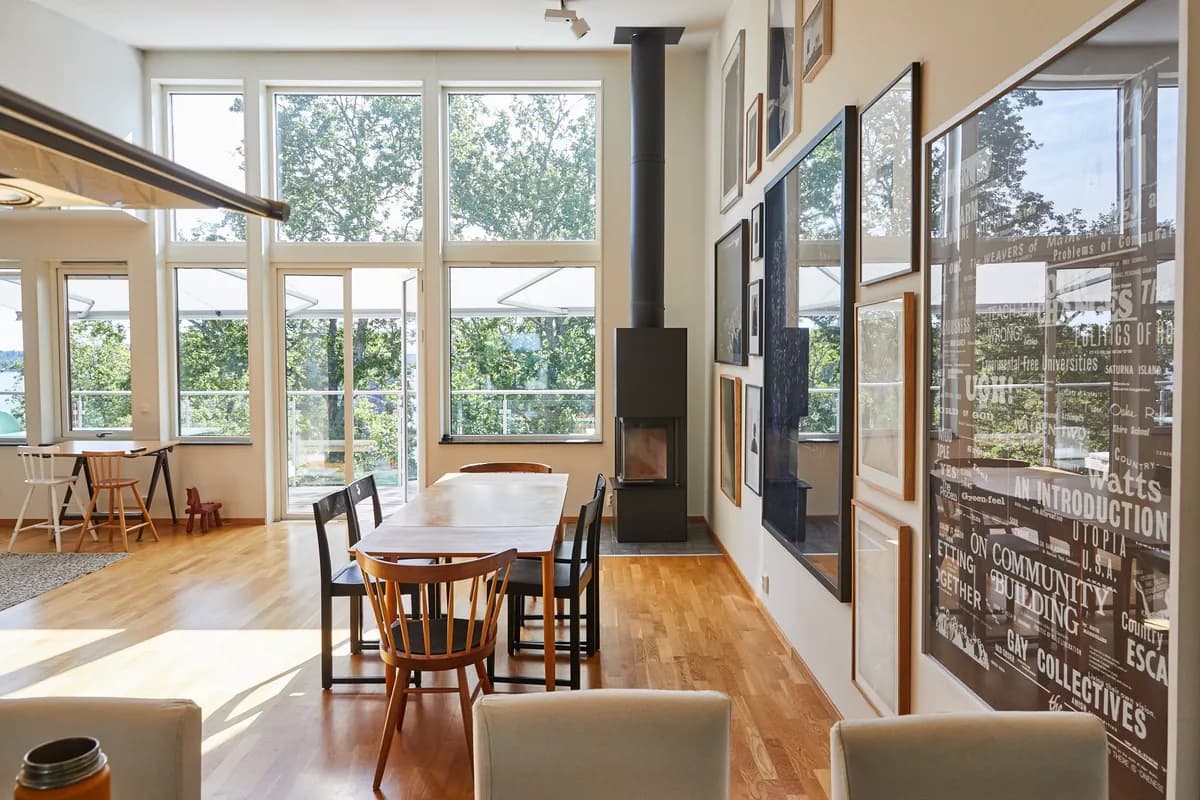 Radhus på Saltsjövägen i Saltsjöbaden